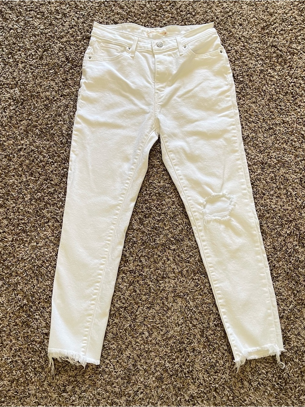 Levi's White Skinny Jeans with Distressed Knee and Frayed Ankles